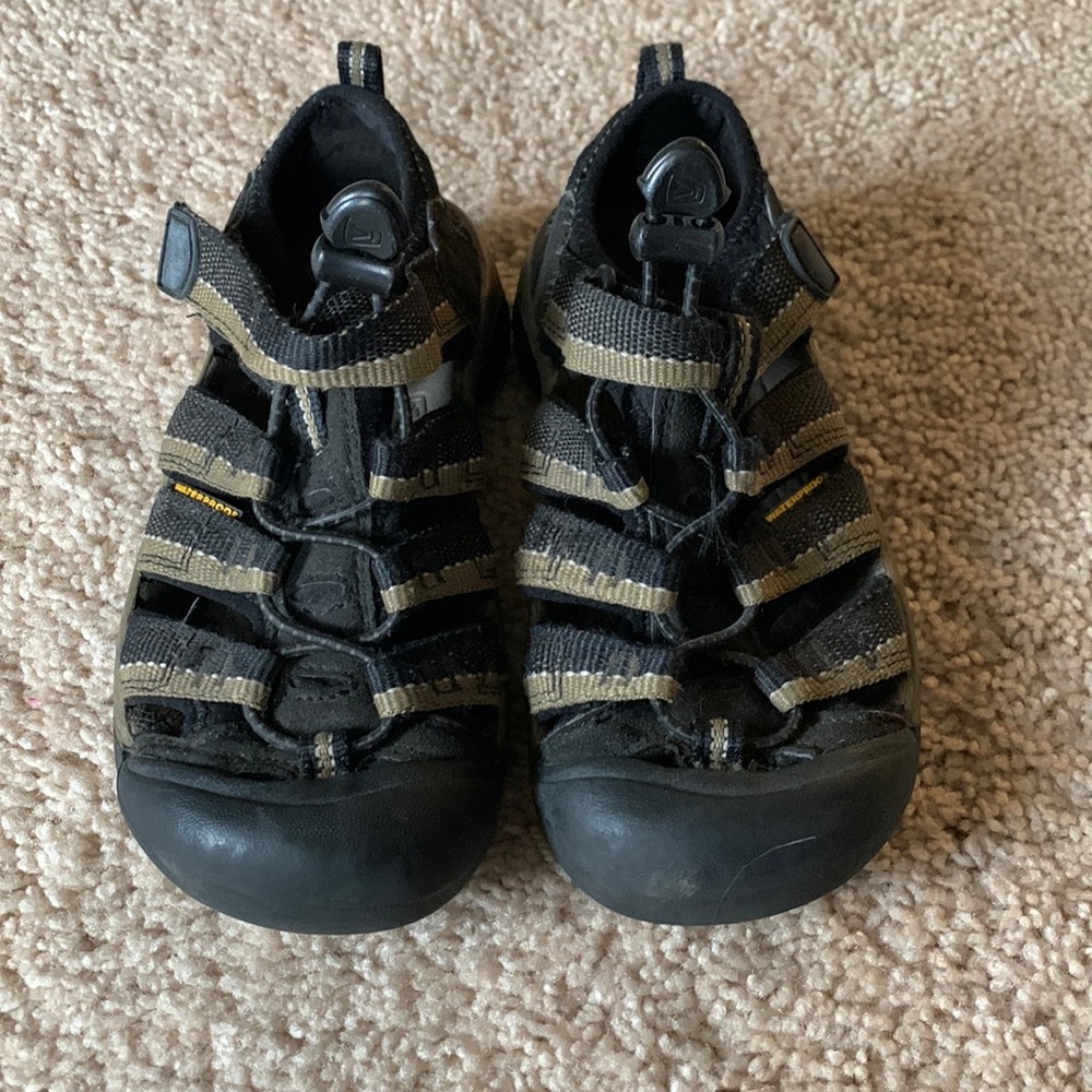 Keen water sandles size 1 kids. Brown and black.